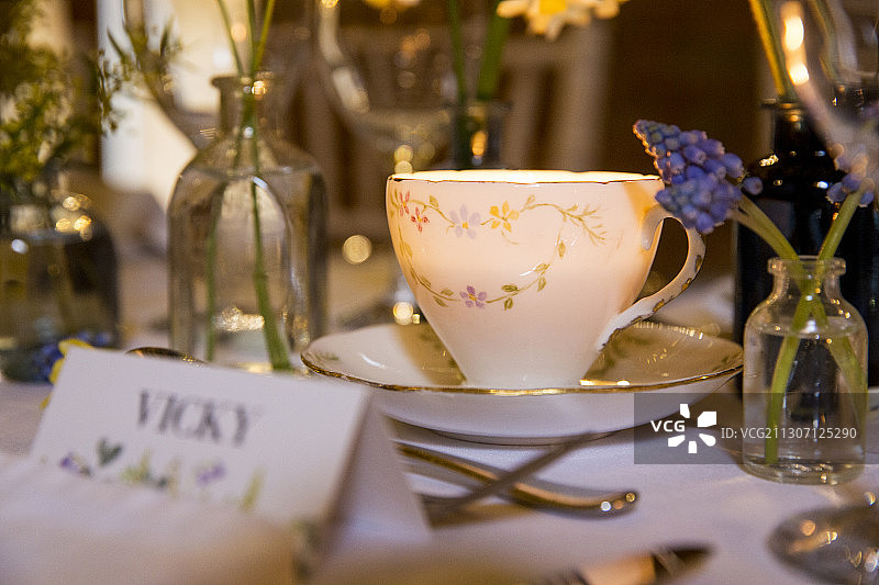 历史谷仓中命名仪式的节日餐桌布置特写图片素材