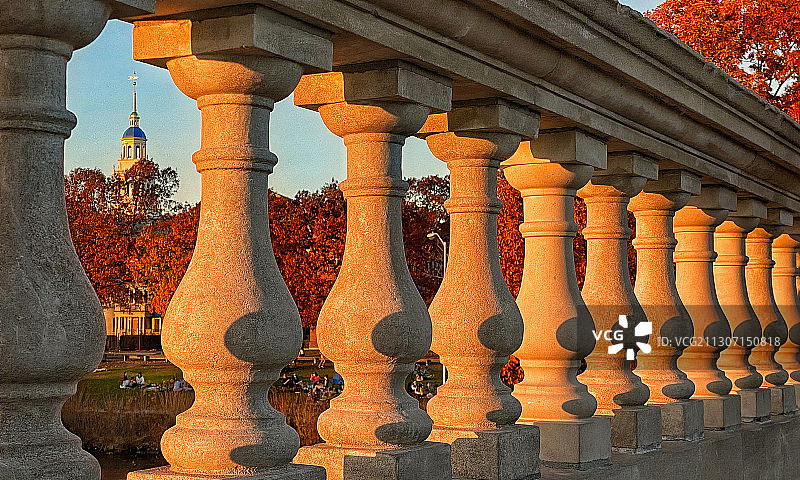 夕阳下的哈佛桥图片素材