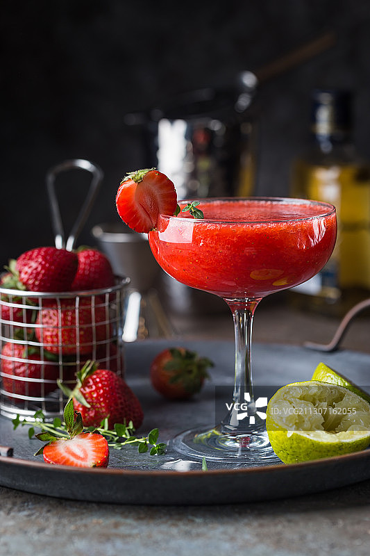 在桌子上的玻璃杯里的饮料的特写图片素材