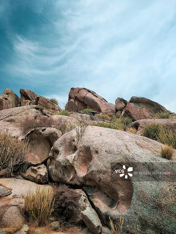 天空背景下的岩石低角度景观图片素材