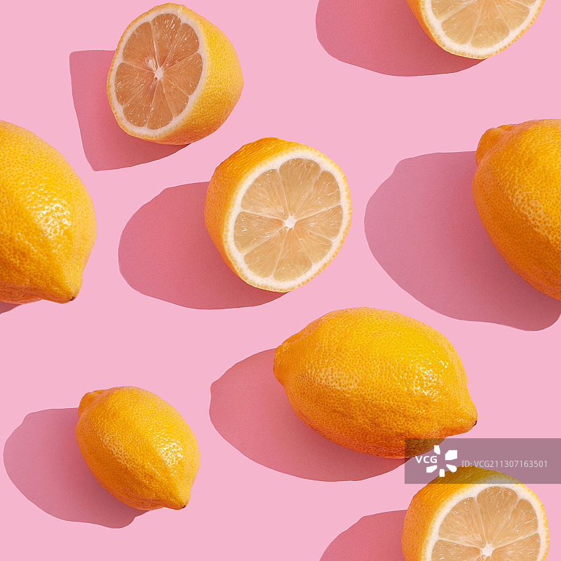 粉色背景上的橙子高角度视图图片素材