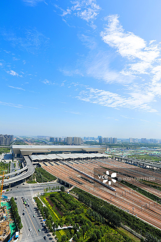 高铁郑州东站，2017年8月，高视角拍摄郑州东站及周围建设。图片素材