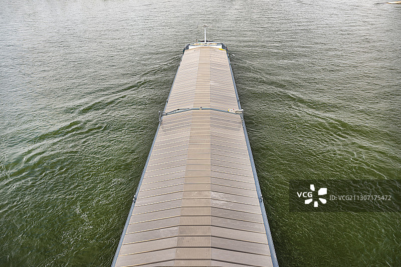 高角度拍摄：德国波恩海上的码头图片素材