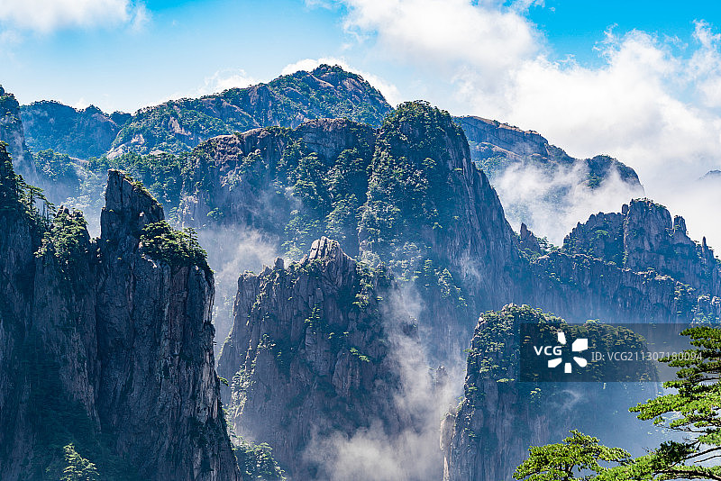 晨间中国安徽省黄山市黄山风景名胜区北海景区云海与山峰图片素材