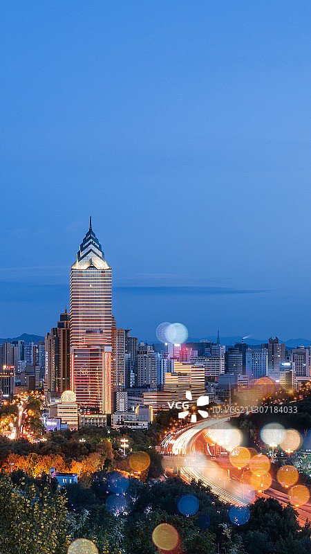 中国新疆乌鲁木齐市水磨沟区城市天际线蓝调风光图片素材