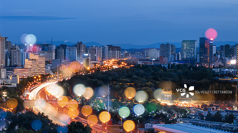 中国新疆乌鲁木齐市水磨沟区城市天际线蓝调风光图片素材