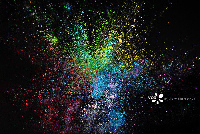 色彩背景彩色粉末爆炸效果，黑色背景图片素材