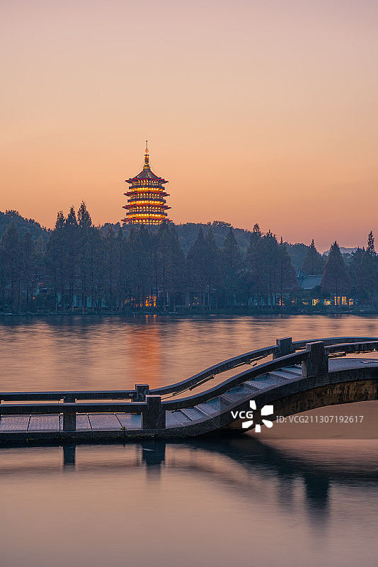 落日时分的杭州西湖长桥和雷峰塔图片素材