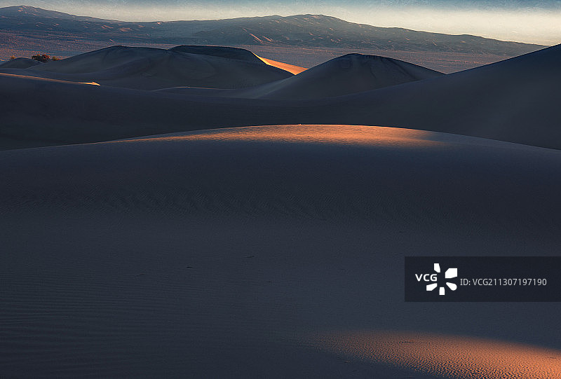 美国加利福尼亚州因约县日落时分的沙漠景色图片素材