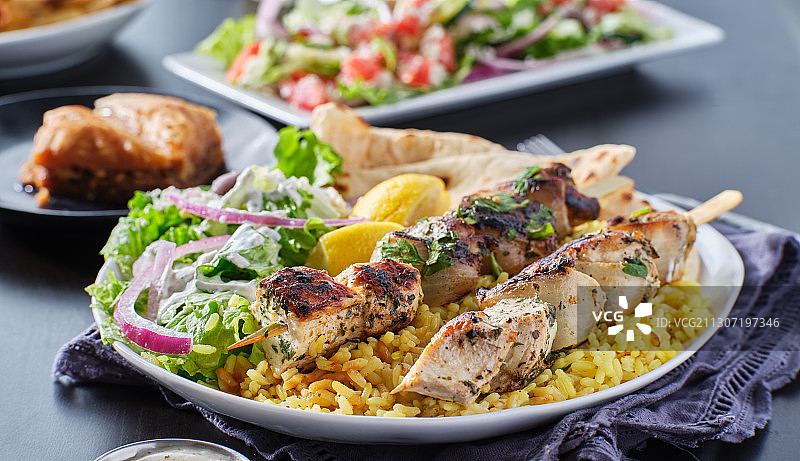 高角度的食物在盘子上的桌子图片素材