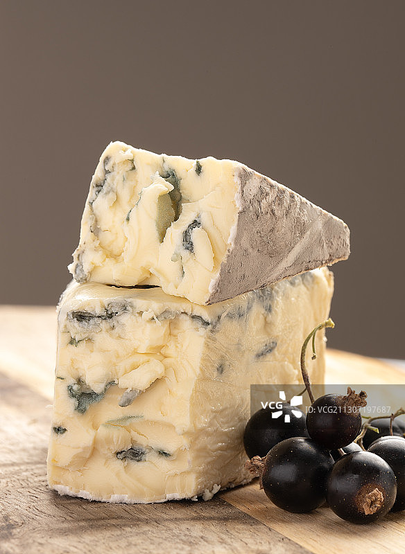 砧板上的奶酪特写图片素材