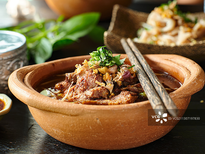 桌子上碗里的食物的特写图片素材