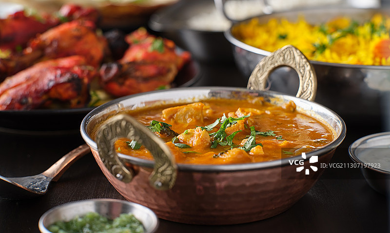 桌子上碗里的食物的特写图片素材