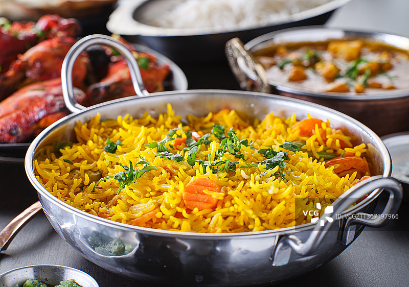 高角度的食物在碗上的桌子图片素材