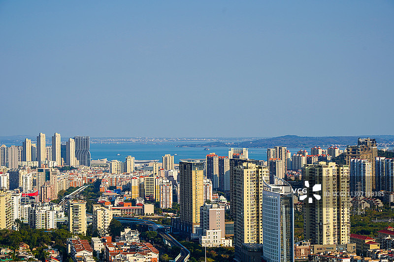 厦门市区遥望金门岛图片素材