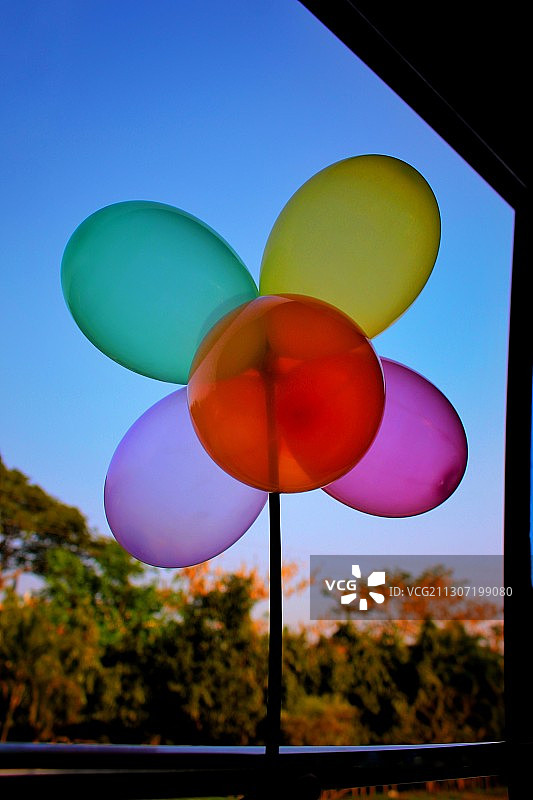 低角度仰望晴空下的彩色气球图片素材