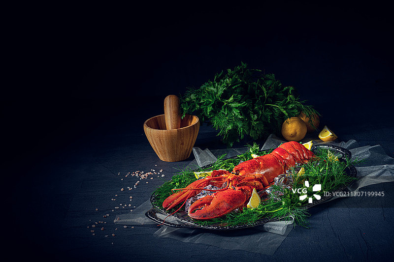 桌子上黑色背景下的食物特写图片素材