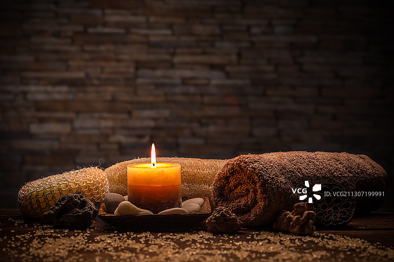桌上点燃的蜡烛特写图片素材
