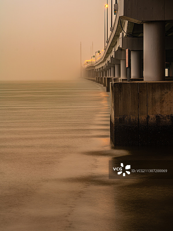 马来西亚槟城日落时分的海上桥梁景观图片素材