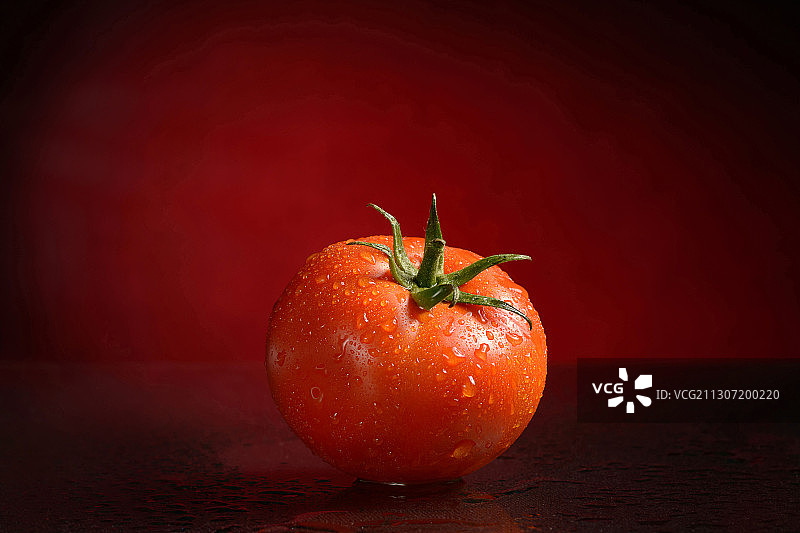 乌兹别克斯坦：黑色背景下的番茄特写图片素材