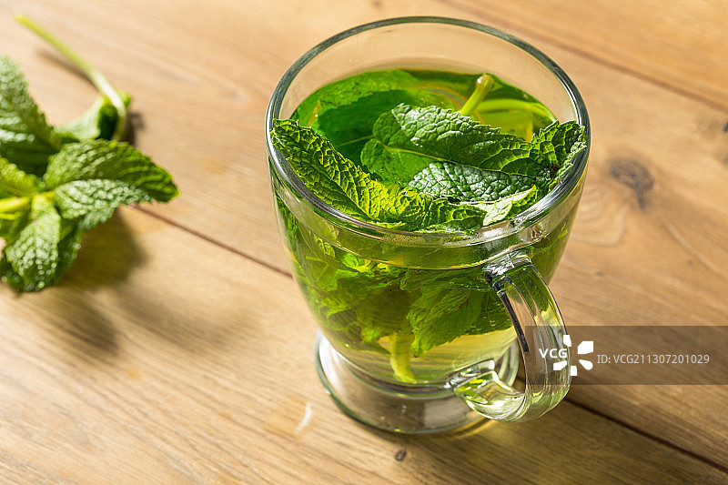 桌子上的薄荷叶特写图片素材