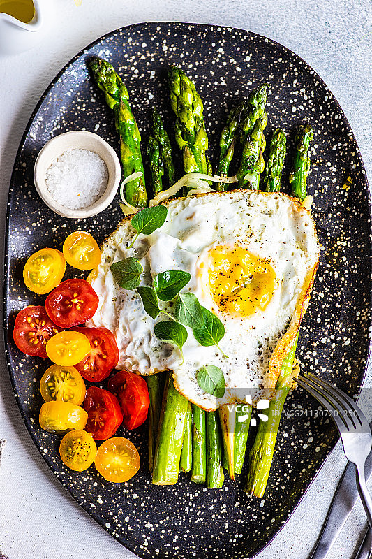 餐桌上盘子里的食物的正上方图片素材
