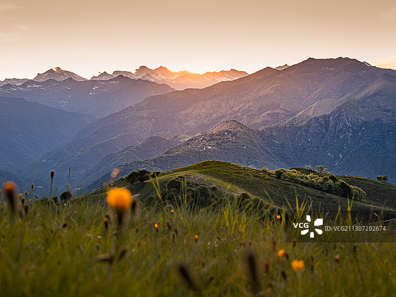 意大利斯特雷萨莫塔罗内山日落时分的田野风光图片素材
