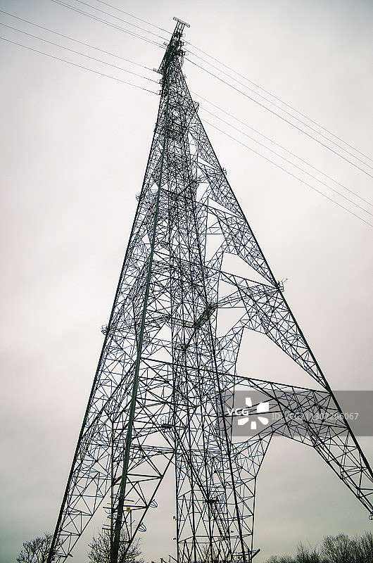 英国最高的两座电塔之一，高压电线跨越泰晤士河图片素材