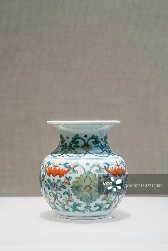 北京首都博物馆文物 斗彩花卉纹尊图片素材