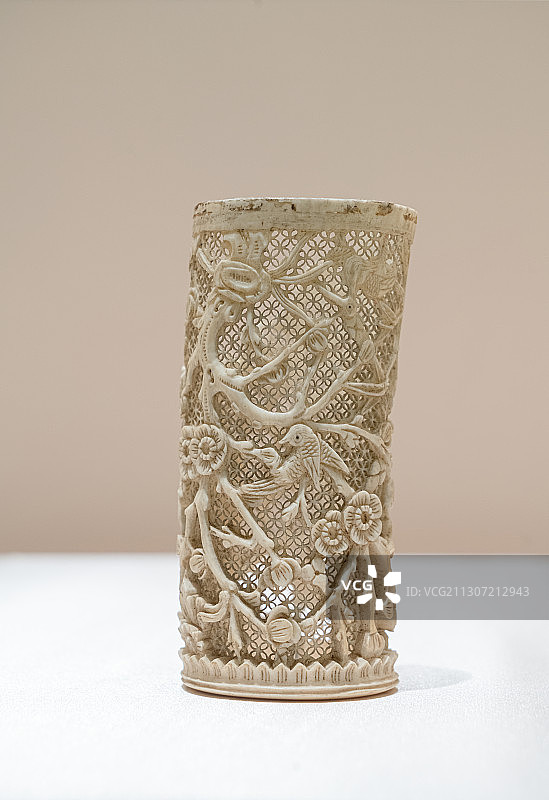 北京首都博物馆文物 清代象牙镂雕喜鹊登梅纹笔筒图片素材