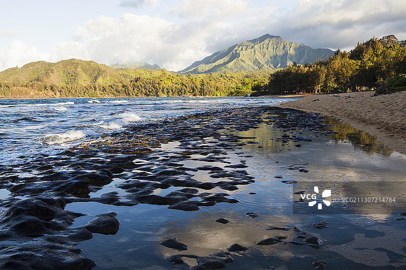 海滩低潮，沙滩岩层与山脉森林景观图片素材