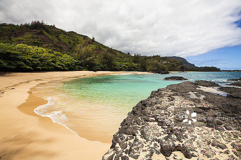 夏威夷海岸线上拉瓦尔岩石和海岬以及一望无际的沙滩图片素材