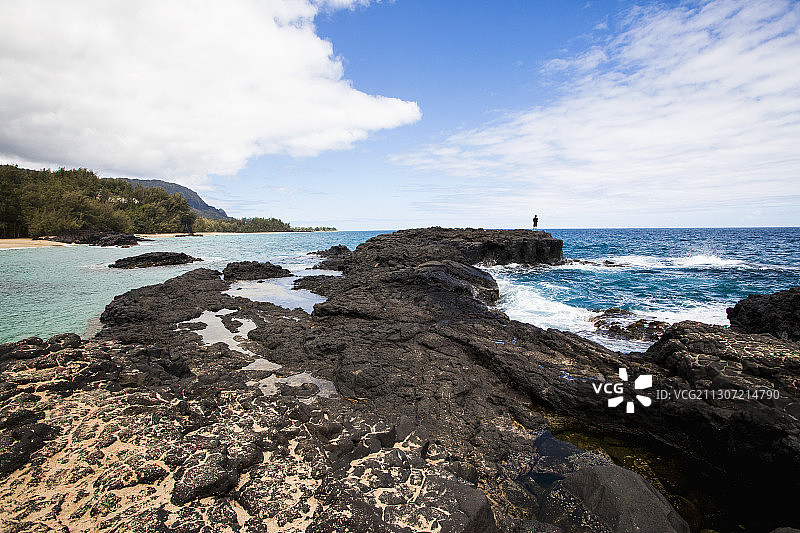 夏威夷海岸线上的熔岩石和海岬图片素材