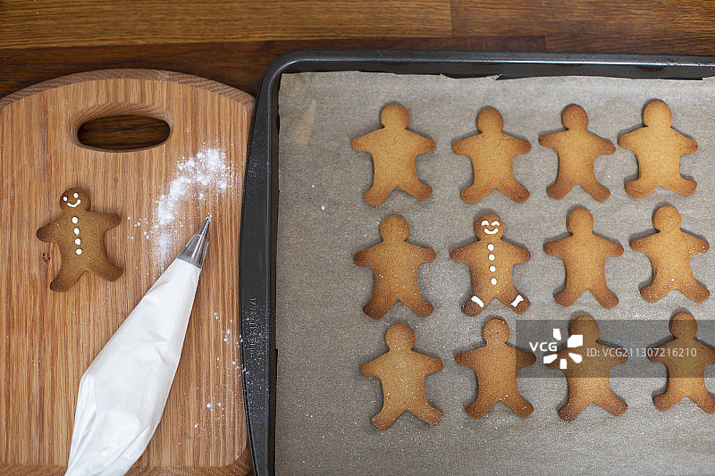 姜饼人在烤盘上的高角度特写图片素材