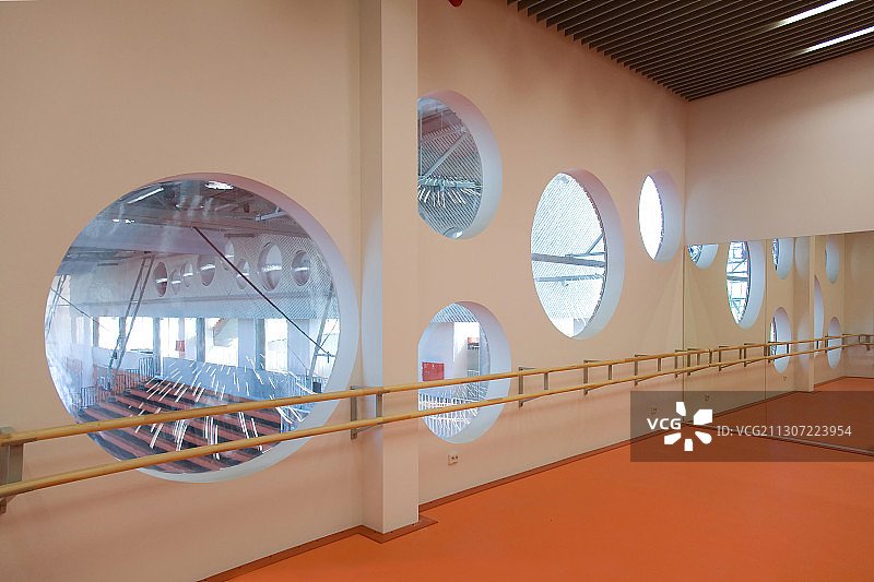现代大学建筑、建筑和室内，带舞蹈室图片素材