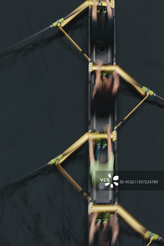 湖上八人赛艇队俯视图图片素材