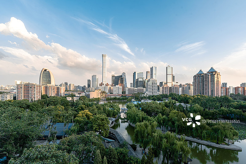 北京团结湖公园和蓝天白云下的国贸 CBD图片素材