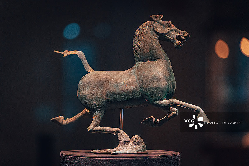 中国甘肃省博物馆文物马踏飞燕图片素材