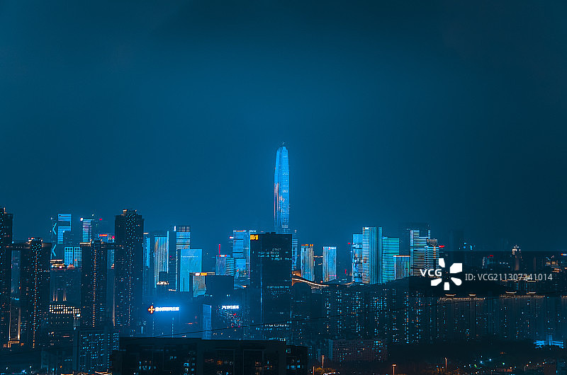 中国深圳银湖山俯瞰城市摩天大楼夜景灯光秀图片素材