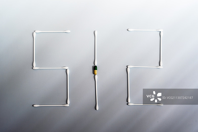 用棉签和药品组成，8月19日中国医师节概念图形图片素材