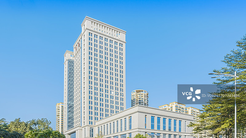天气晴朗下的东莞市智慧大厦图片素材