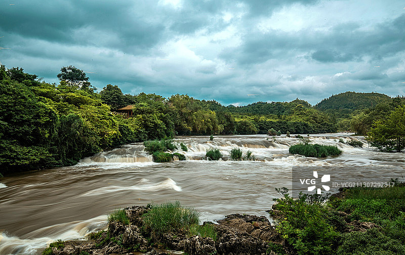 云涌水急陡坡塘图片素材