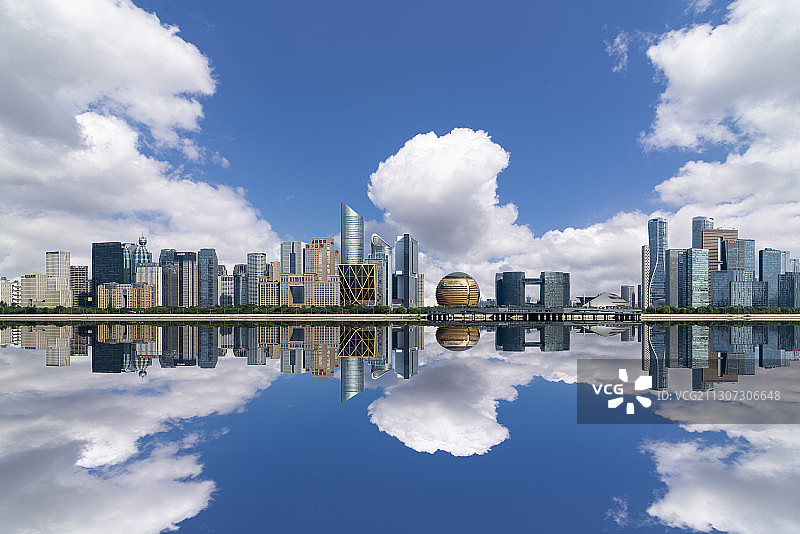 晴好天气下杭州新城天际线图片素材