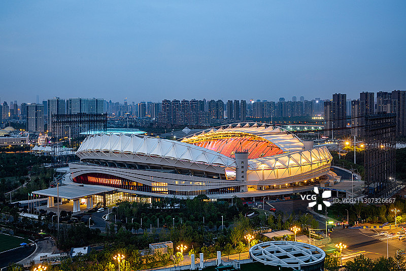 武汉体育中心体育场夜景图片素材