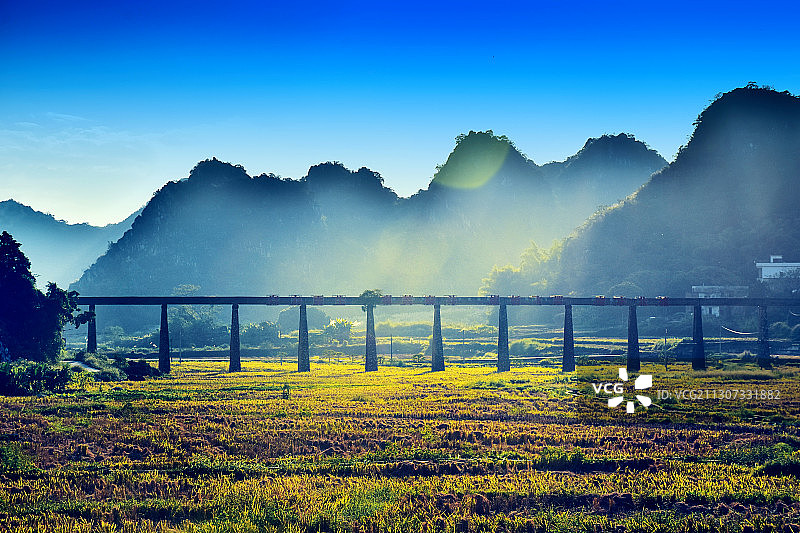 喀斯特地貌下的渡槽图片素材