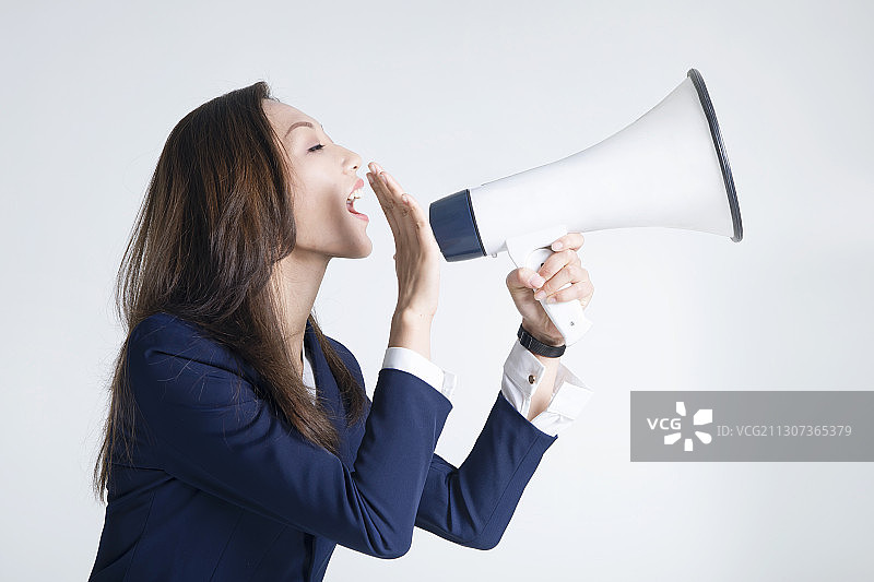 一个举着喇叭大喊的商务女性图片素材