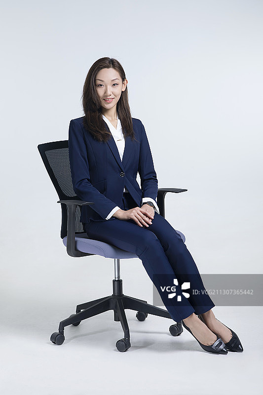 坐在办公椅子上的商务女性图片素材