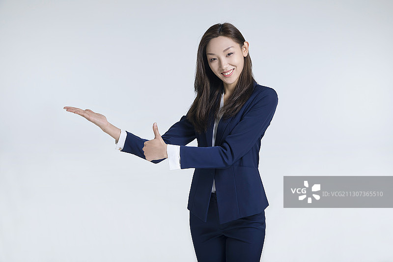 一个伸展手推荐好物的年轻女性图片素材