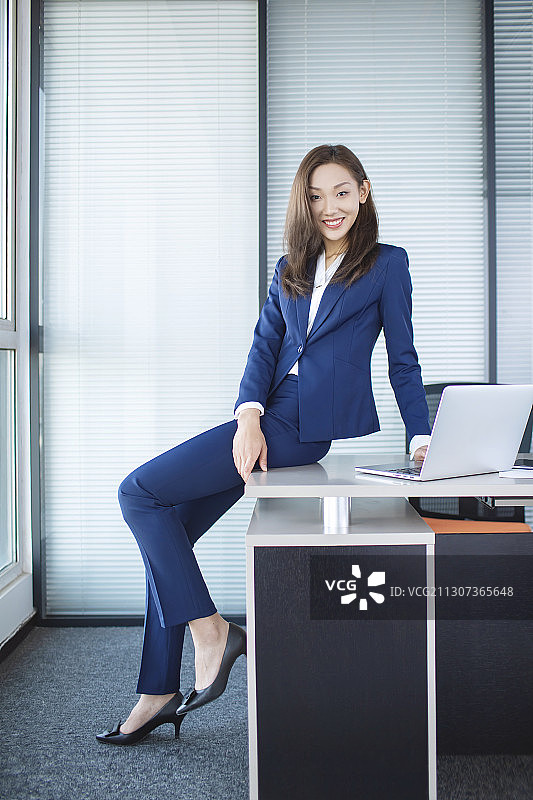 在放松办公环境里的商务女性图片素材