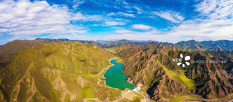 中国甘肃省天祝县群山中的石门水库航拍图片素材